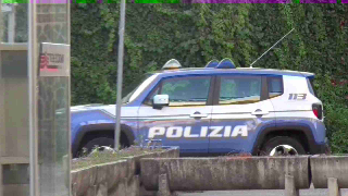 Rapinano una donna usando un monopattino elettrico, due arresti